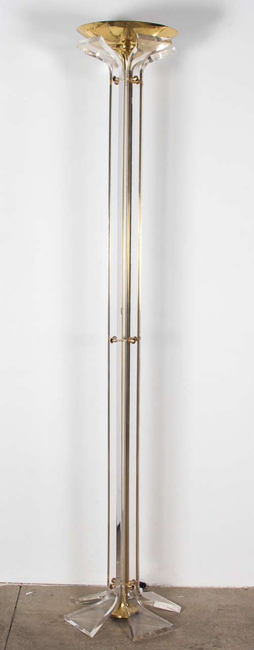 Four thick bars of lucite surround a central polished brass uplighter shade and center pole. A great interplay of transparency and solidity - fine 1970s design by unknown designer.