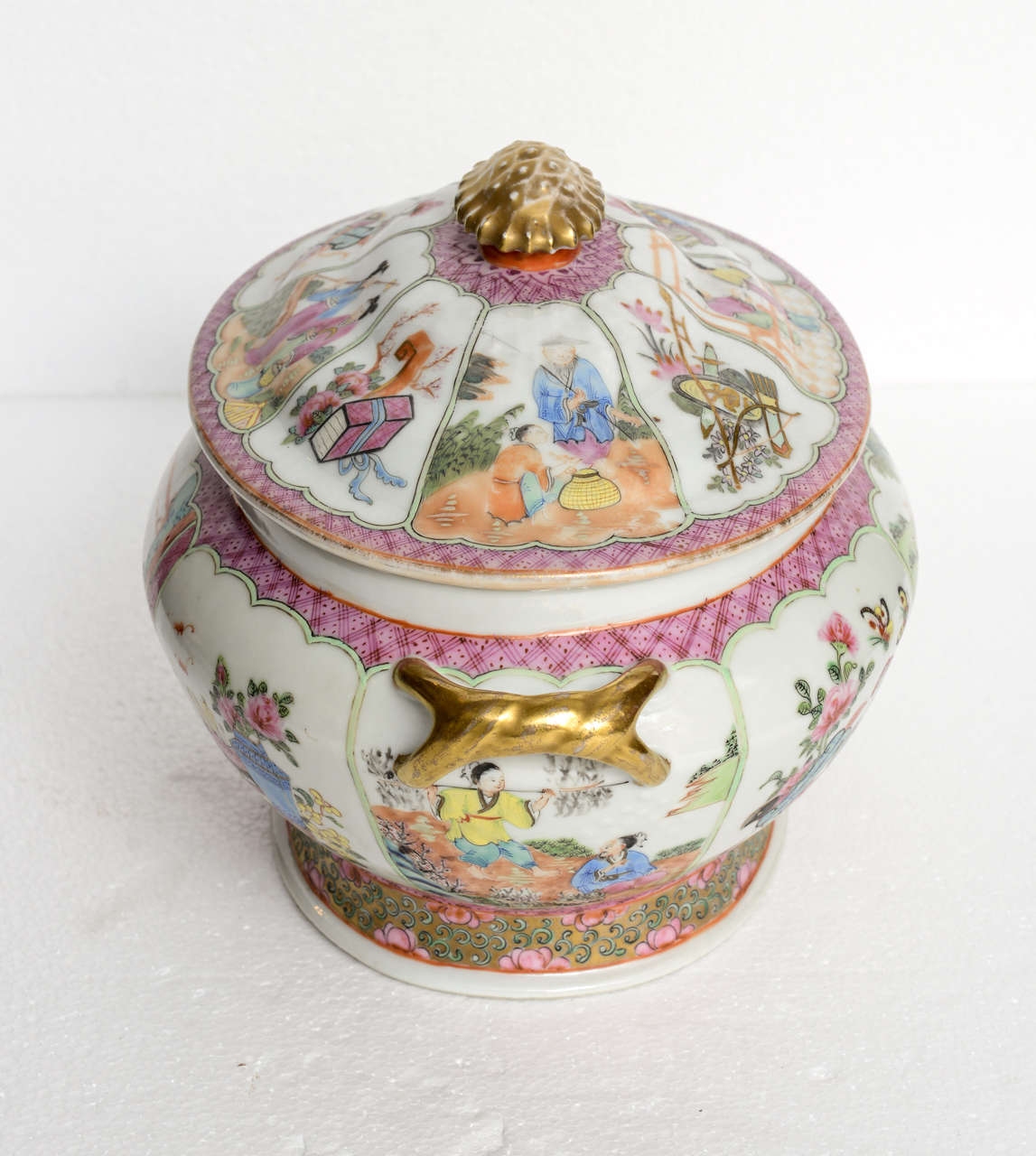Chinese Famille Rose Tureen with Cover, 19th Century In Good Condition In West Palm Beach, FL