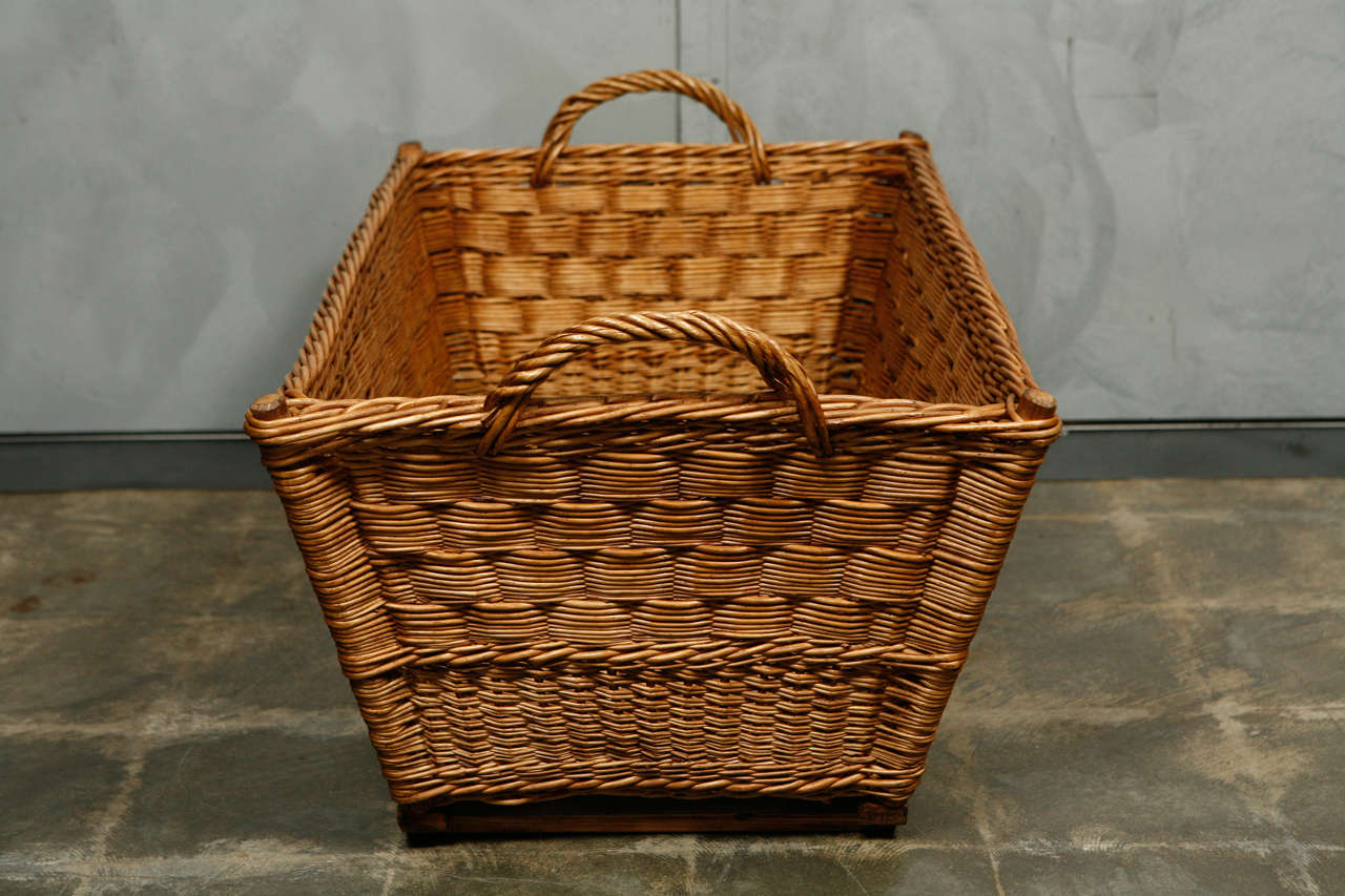 Wicker Basket In Good Condition For Sale In Culver City, CA