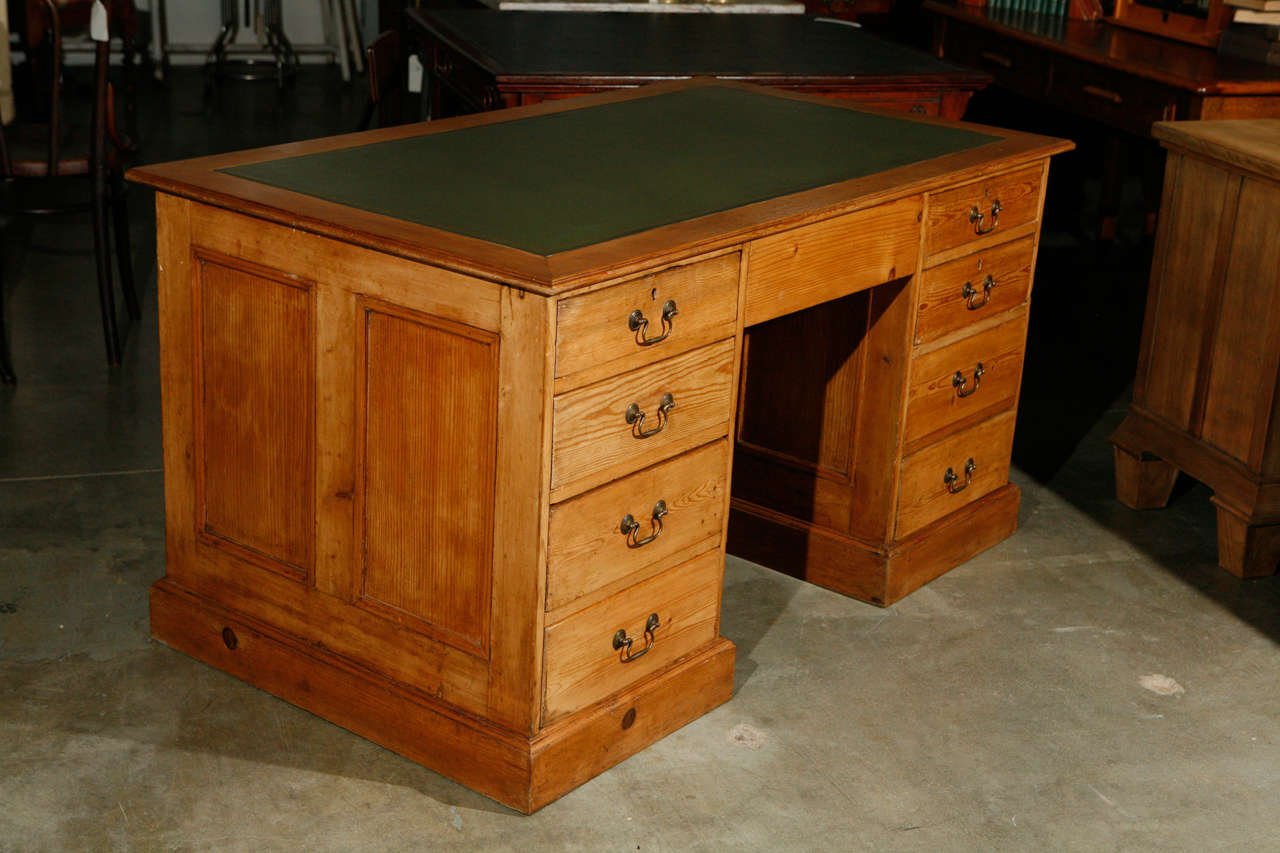 English Pine Desk Circa 1900 In Good Condition In Culver City, CA
