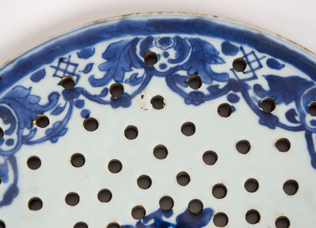 17th Century Chinese Drainer Plate Blue and White Porcelain, Ming Dynasty In Good Condition In Lincoln, Lincolnshire