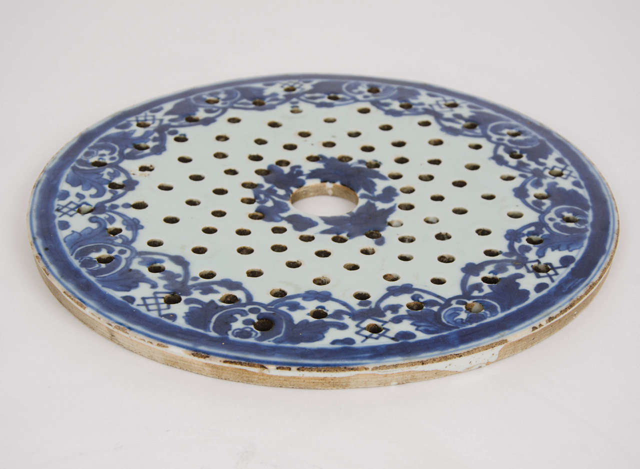 17th Century Chinese Drainer Plate Blue and White Porcelain, Ming Dynasty 1