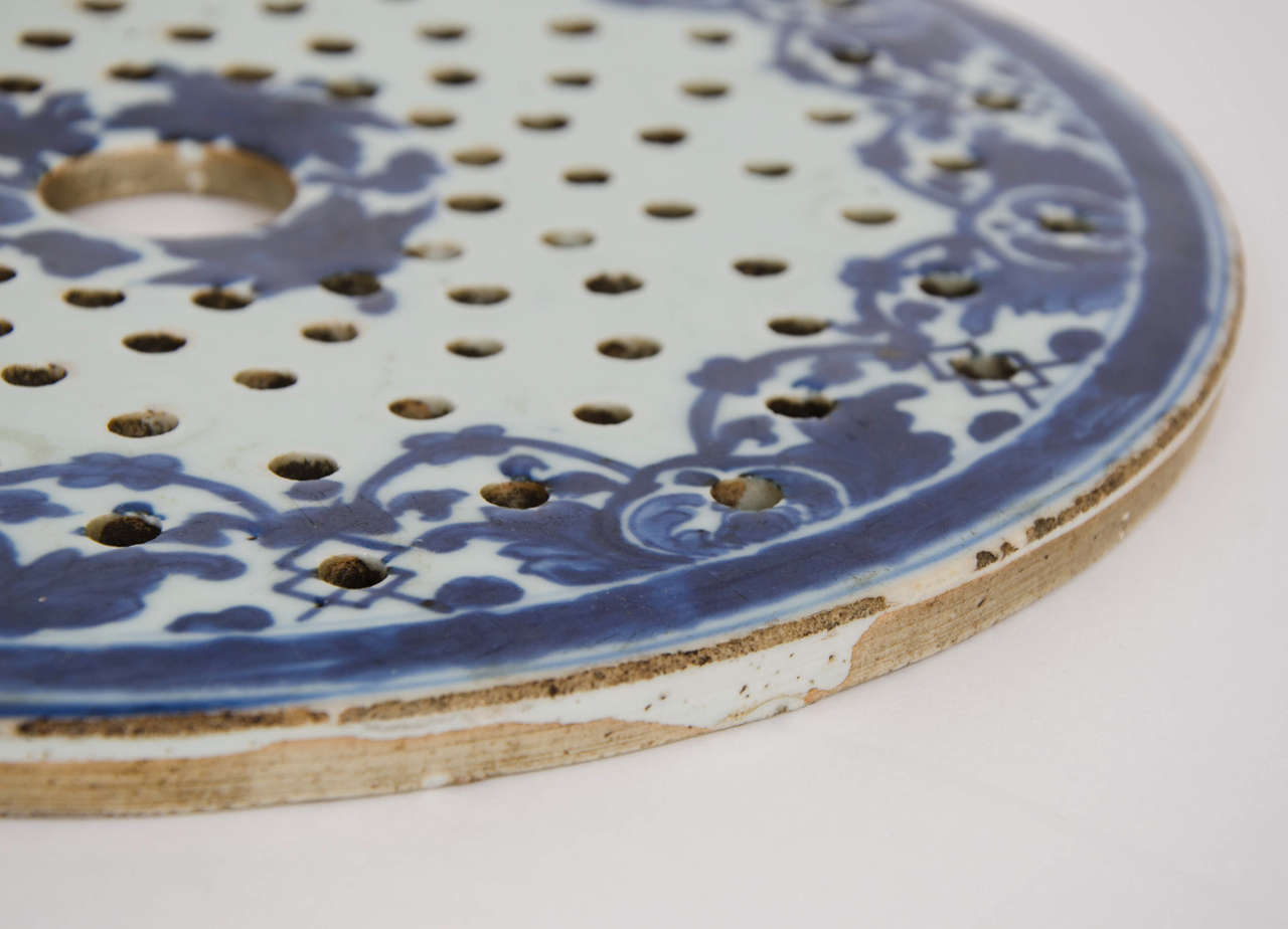 17th Century Chinese Drainer Plate Blue and White Porcelain, Ming Dynasty 2