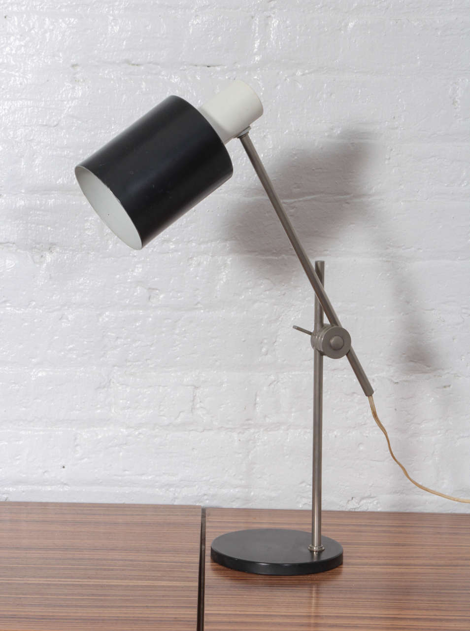 Nice minimalistic and Industrial shaped Dutch desk lamp. Rare model produced by the famous Mid-Century lighting company Hala Zeist.