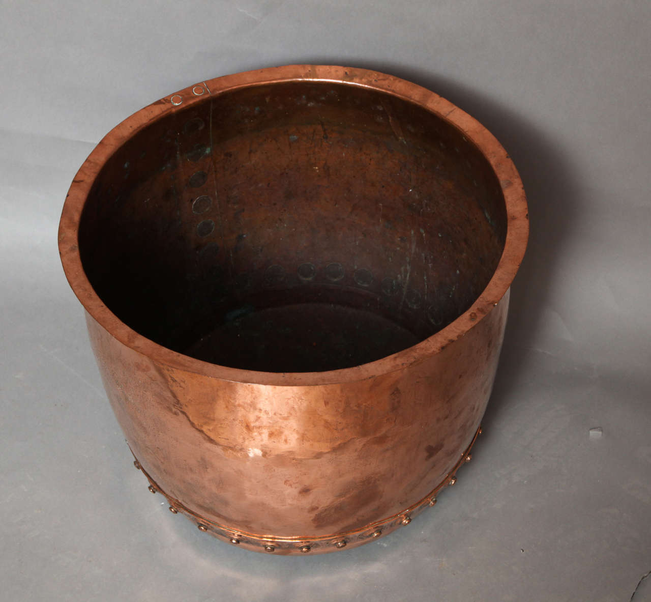 19th c. Large English Rivetted Copper Log Container In Good Condition In Greenwich, CT