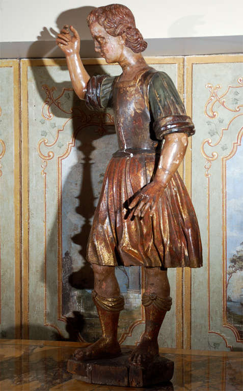 Handgeschnitzte und handbemalte Holzstatue des Heiligen Georg mit polychromen und zarten, vergoldeten Spitzen.