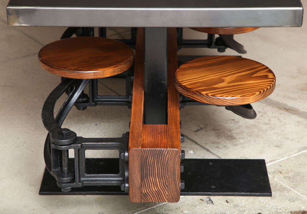 Ensemble de tables de salle à manger vintage industrielles en fonte, bois et acier avec siège pivotant  Excellent état - En vente à Oakville, CT