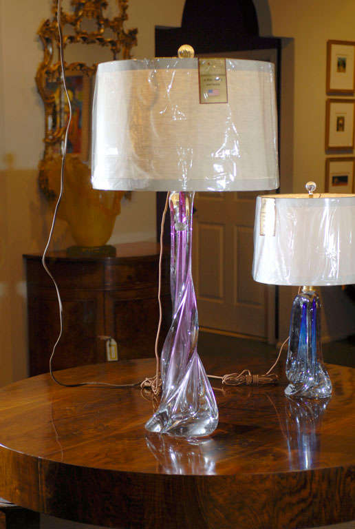 A Val St. Lambert Belgian handblown pink and purple glass table lamp from the 20th century. This exquisite Val St. Lambert table lamp consists of a colorful twisted body, featuring a soft pink / purple hue. The lamp, which still has its sticker, has