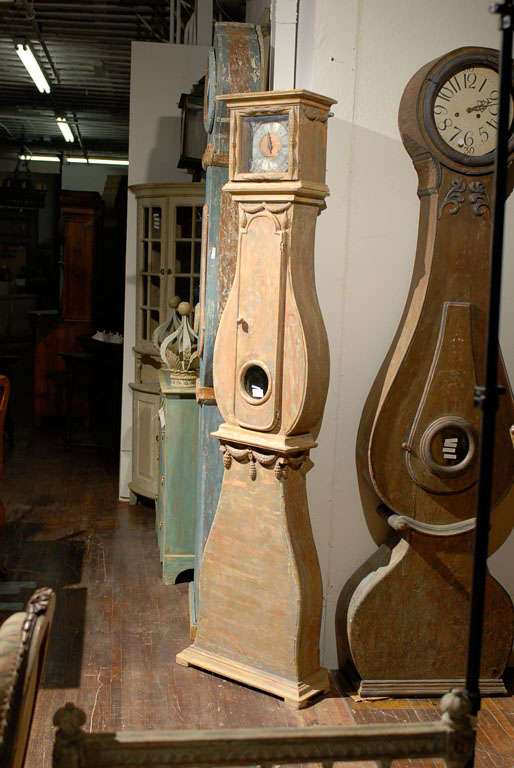 Horloge Mora suédoise du 18e siècle avec tête unique de forme carrée Bon état - En vente à Atlanta, GA