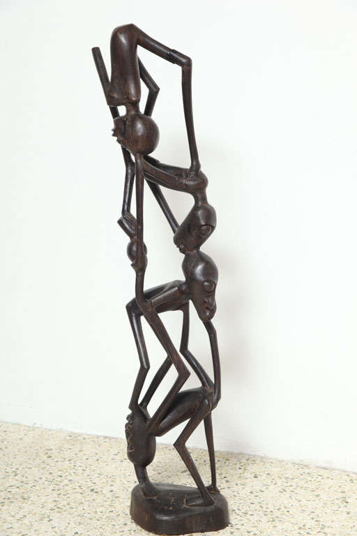 Grande sculpture africaine en ébène<br />
Totem de figures