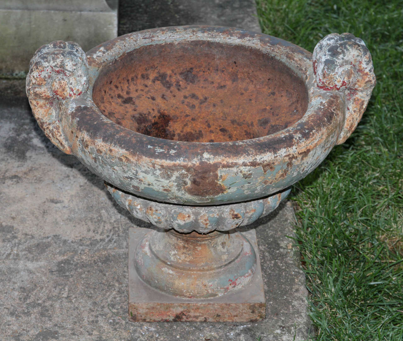 Cast Iron Urns In Good Condition For Sale In New York, NY