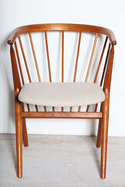 Set of 6 Teak Spindle Back Round Chairs 1