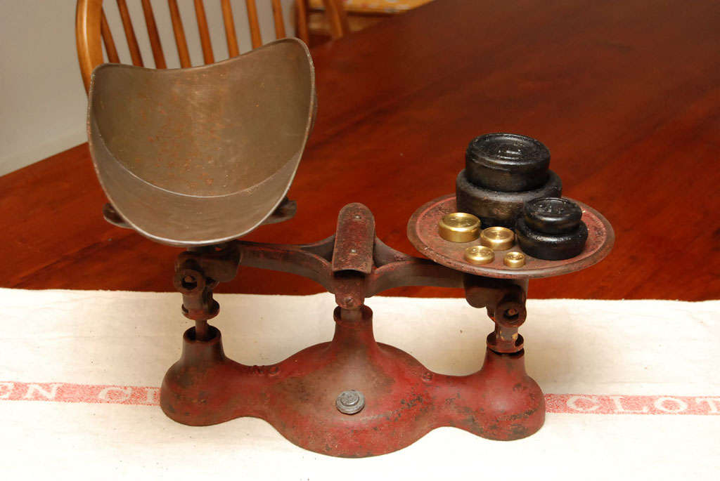 This is as original as a scale can get.Very early red paint, accented by a very early copper tray and set of weights. Painted Porch will always have 4-6 scales in its store . we see them as a great display item to put on a table or buffet. accent
