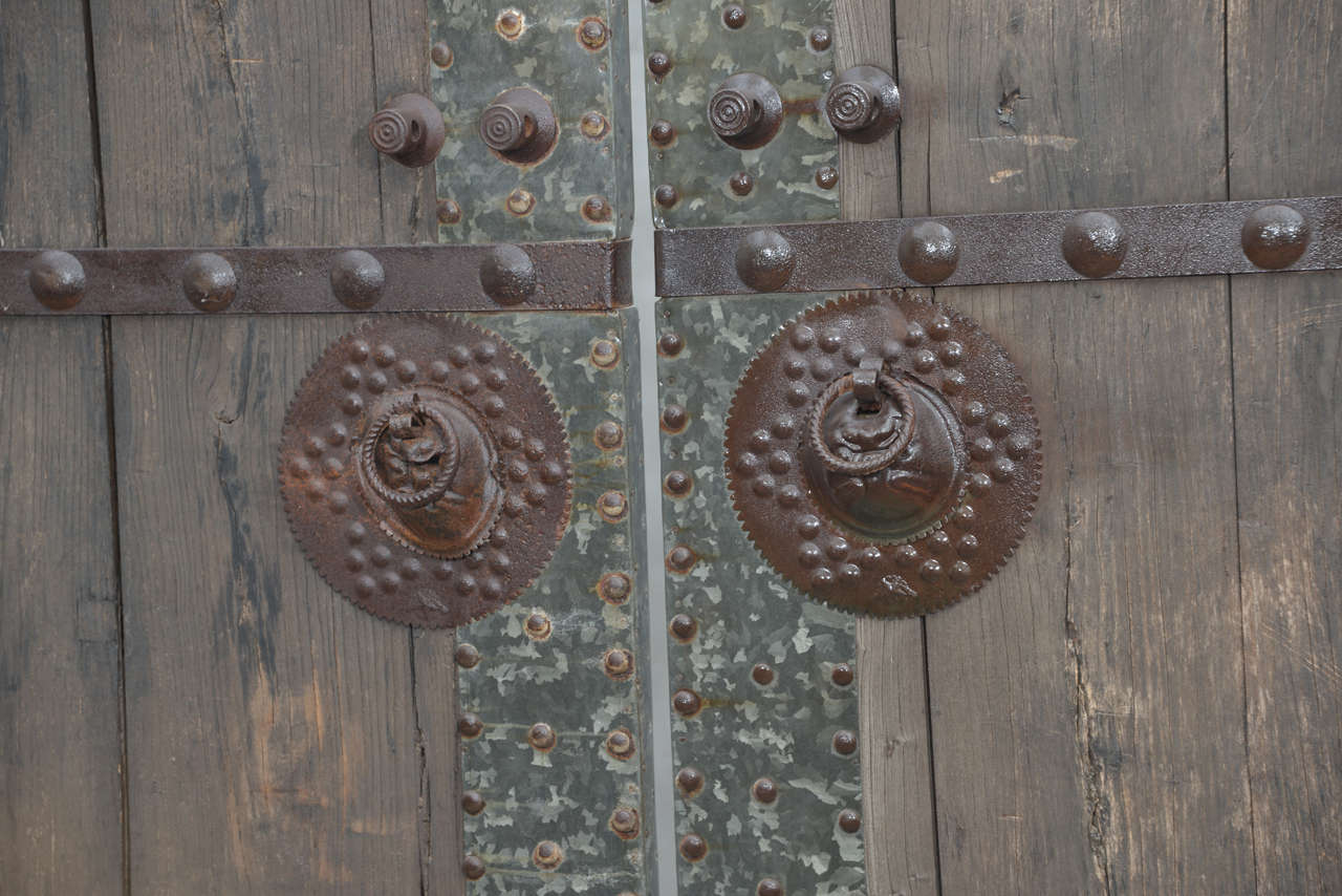 Weathered Elm Courtyard Doors In Good Condition In Dallas, TX
