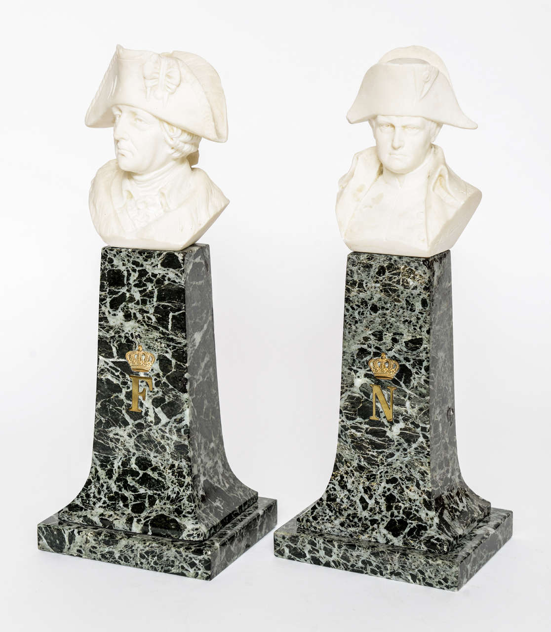 The alabaster busts, over a serpentine marble base with bronze doré mounts