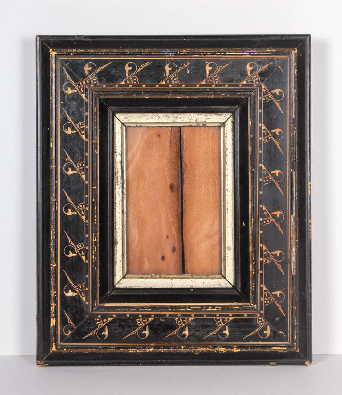 Ebonized moulding with incised decoration, original lemon gilded liner, retaining original glass and backing board, distressed surface.

Interior dimensions:  6 1/2 x 4 1/2 inches
Exterior dimensions: 12 3/4 x 10 3/4 inches
Moulding width: 3 1/2