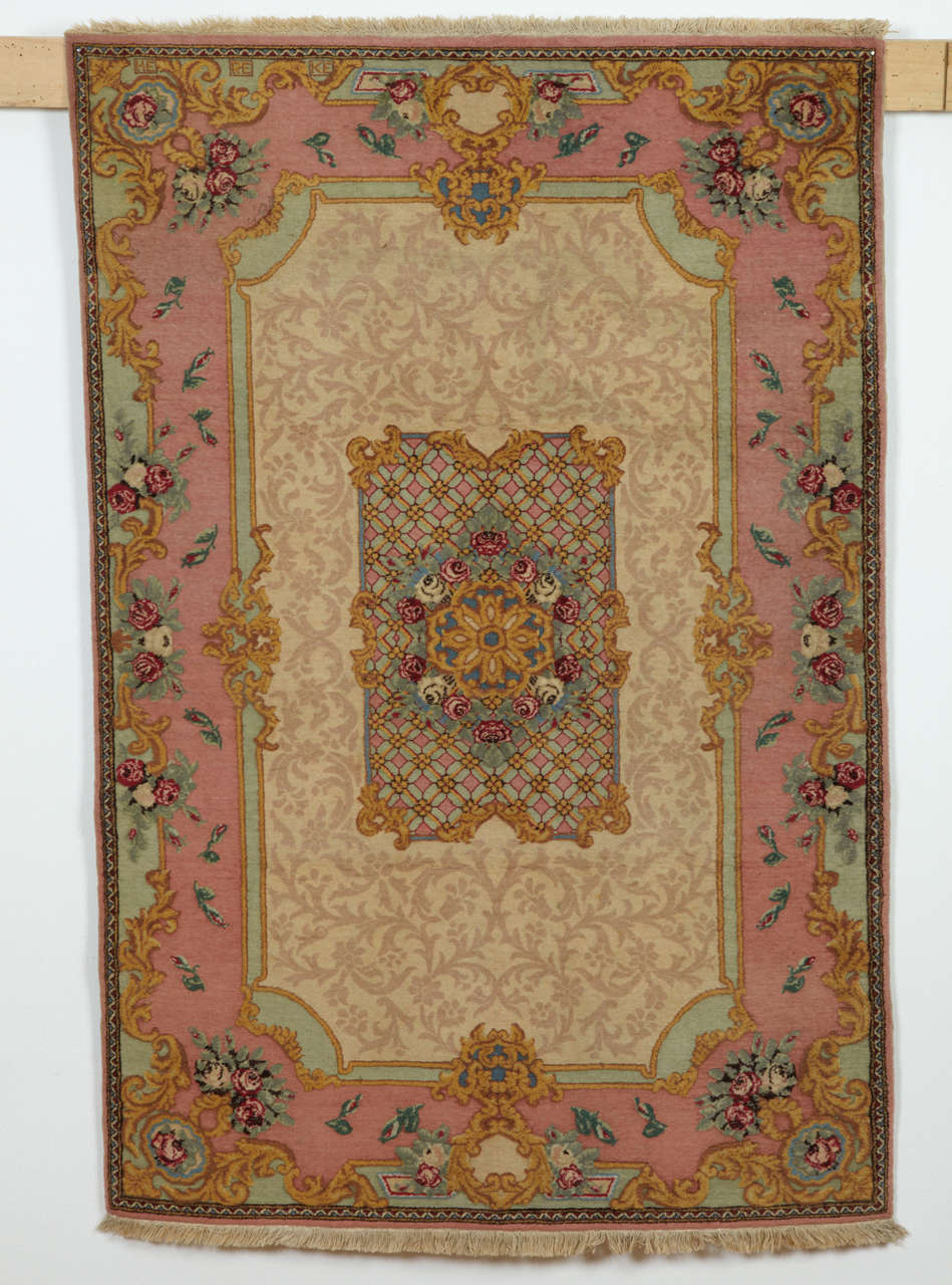 Un tapis en laine fine tissé dans les ateliers Hereke en Turquie, décoré dans le style français d'Aubusson. Les décors français étaient extrêmement à la mode dans la haute société turque du début du siècle. Des exemples somptueux de ce style,