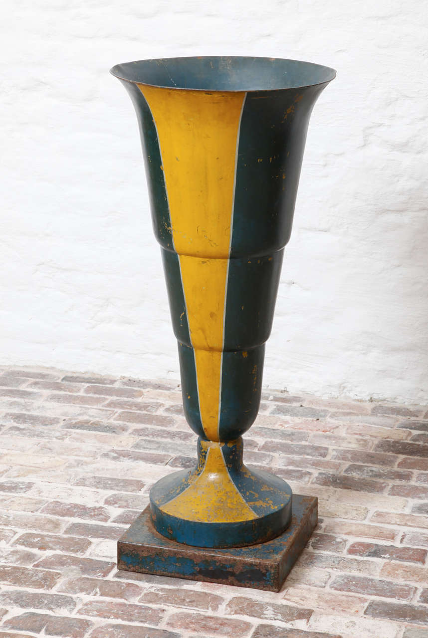 a French iron art deco car racing cup, 1930's In Good Condition For Sale In Sint-Kruis, BE