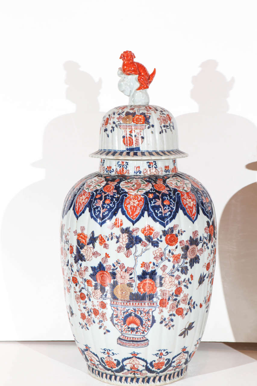 Chinois Deux pots à couvercle Imari des années 1900 en vente