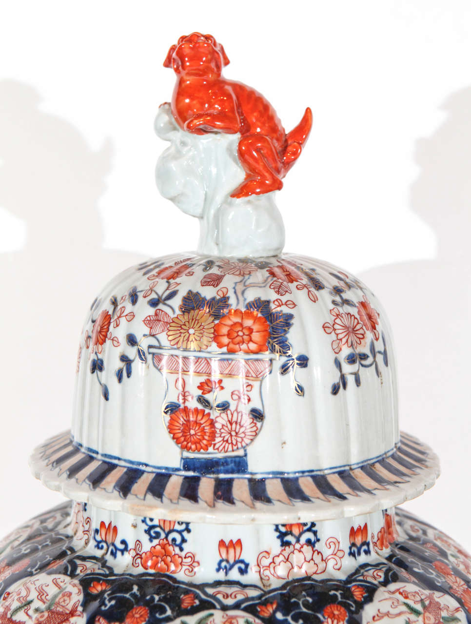 Smaltato Due vasi Imari con coperchio del 1900 in vendita