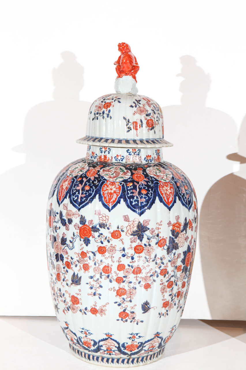 Porcelaine Deux pots à couvercle Imari des années 1900 en vente