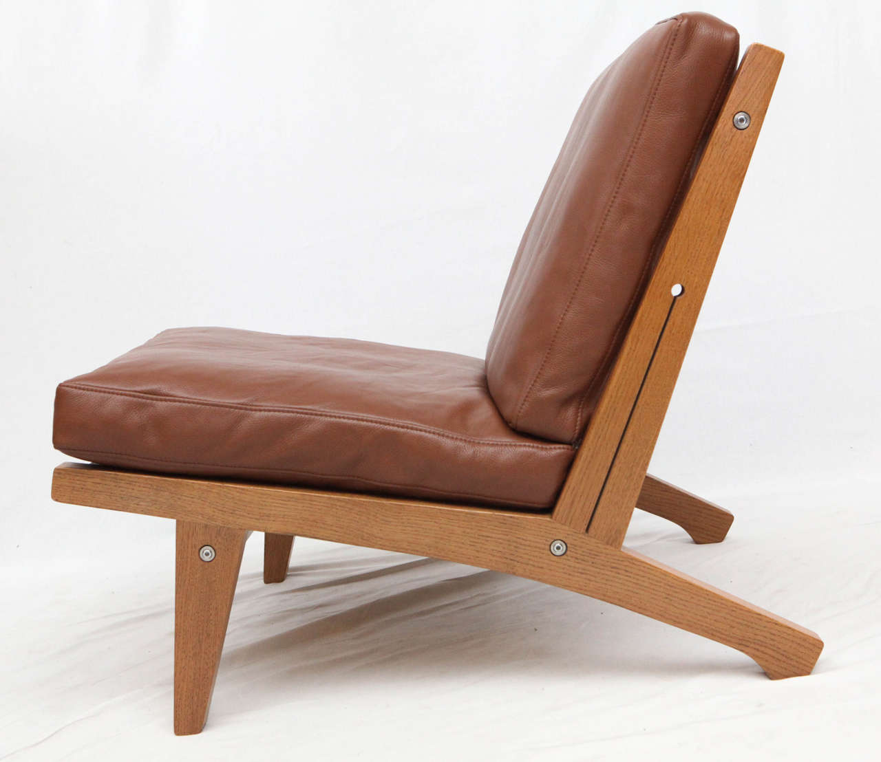 Pair of Hans Wegner GE-375 Lounge Chairs In Excellent Condition In Los Angeles, CA