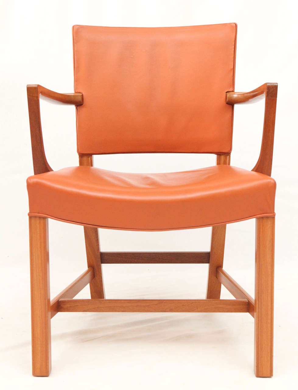 Ensemble de huit fauteuils Kaare Klint conçus en 1927 et produits par Rud Rasmussen.  Magasin anciennement connu sous le nom de ARTFUL DODGER INC