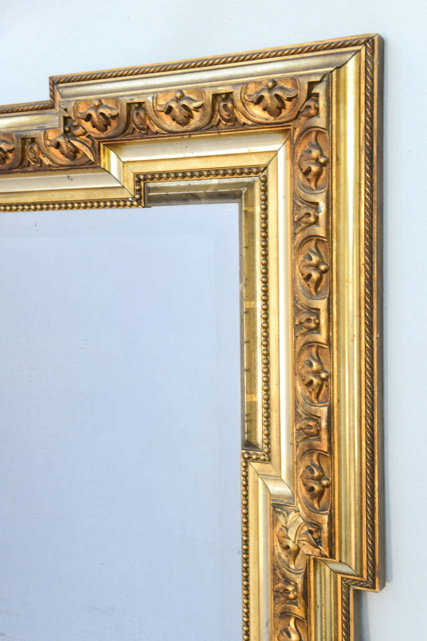 Néo-classique Miroir en bois doré de style néoclassique fin en vente