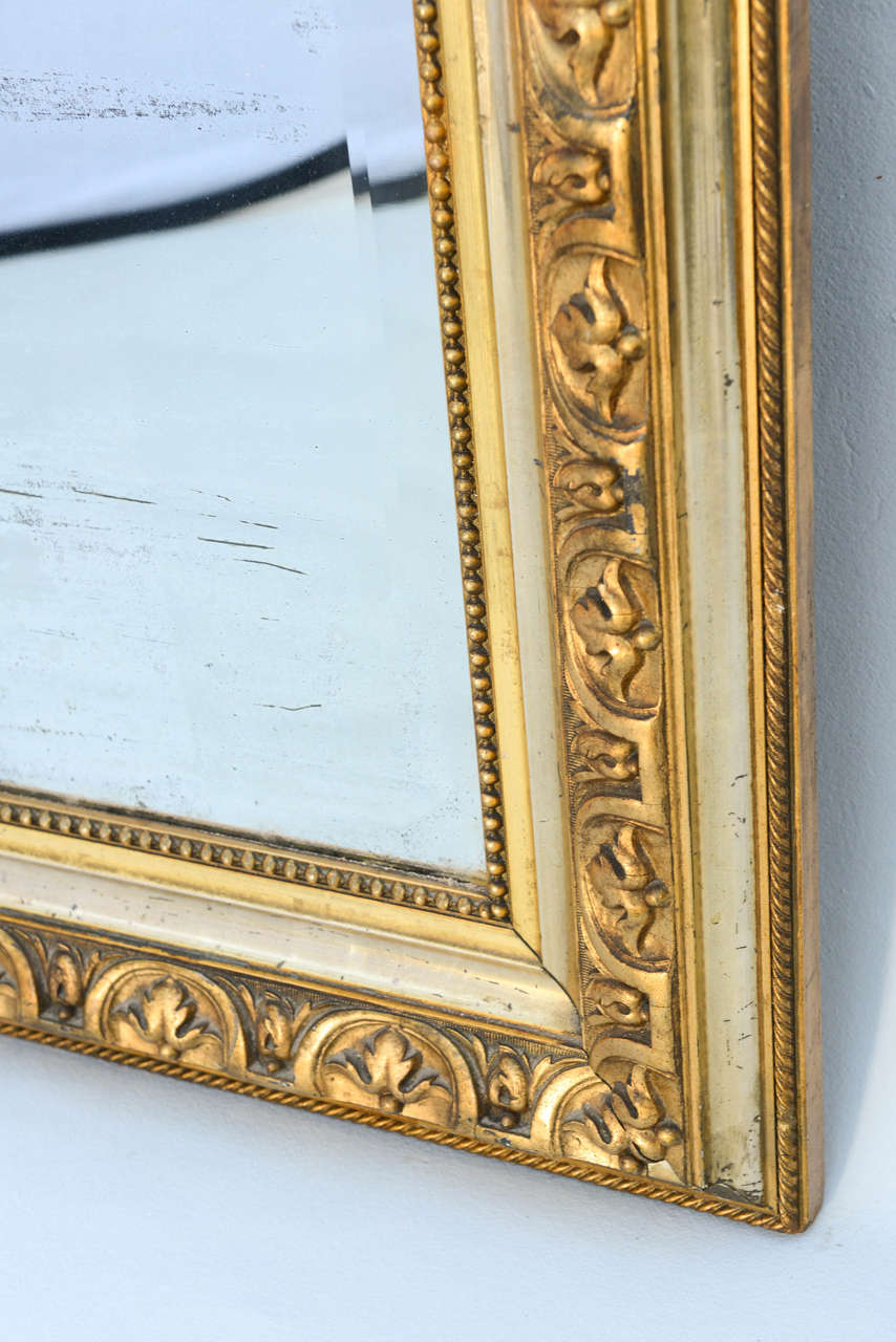 Français Miroir en bois doré de style néoclassique fin en vente