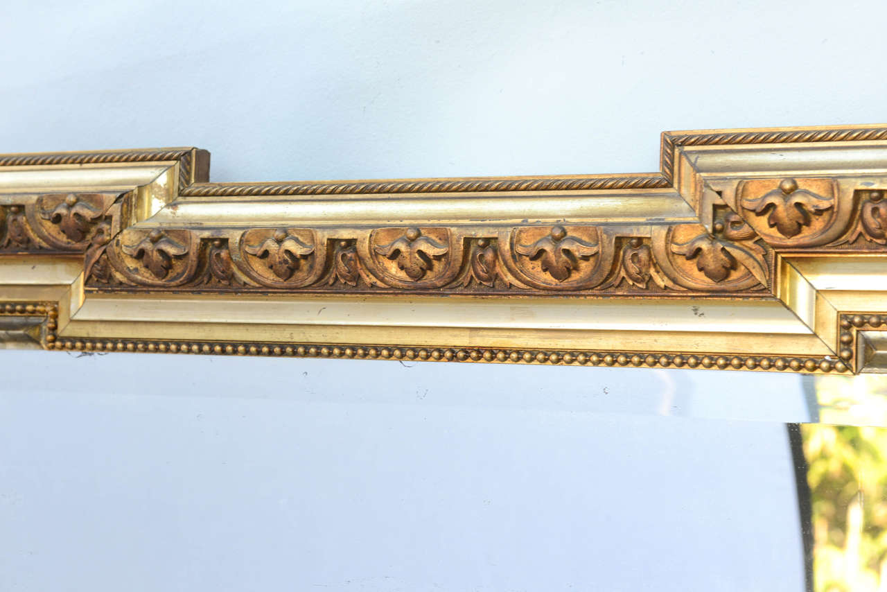 XIXe siècle Miroir en bois doré de style néoclassique fin en vente