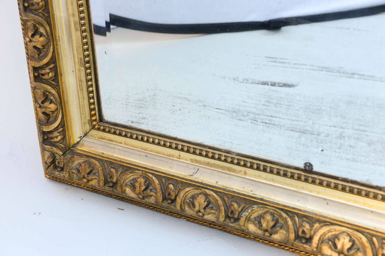 Miroir en bois doré de style néoclassique fin en vente 1