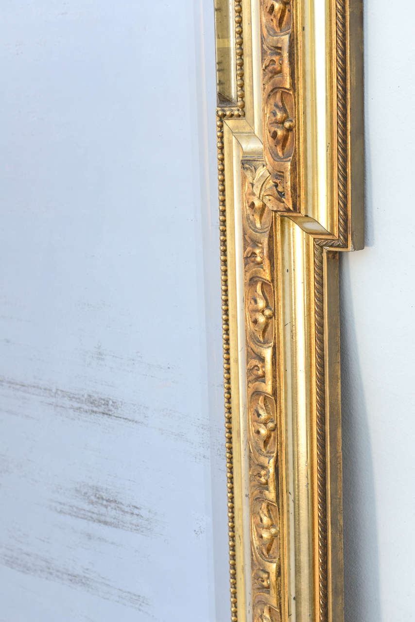Miroir en bois doré de style néoclassique fin en vente 3