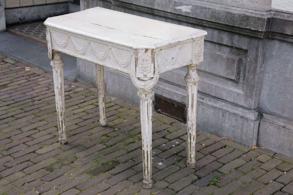 Shabby antique table with nice details, grey/white patination.