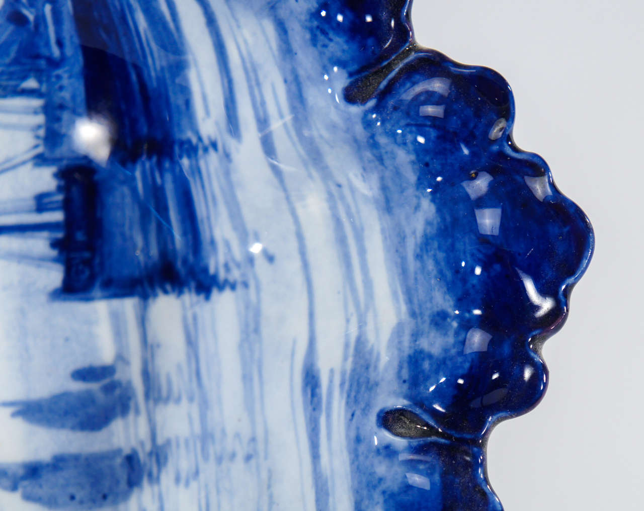 Plato de Servir Royal Crown Derby de Tres Piezas Pintado a Mano W. Dean Azul y Blanco mediados del siglo XX en venta