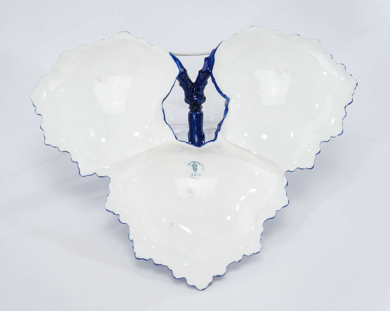 Porcelaine Plat de service Royal Crown Derby en trois parties peint à la main, bleu et blanc, de W. Dean en vente