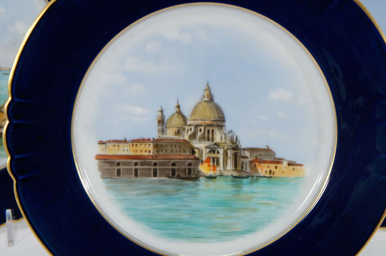 20ième siècle Superbe ensemble de douze assiettes à dessert Salviati peintes à la main - Sèvres de Venise en vente