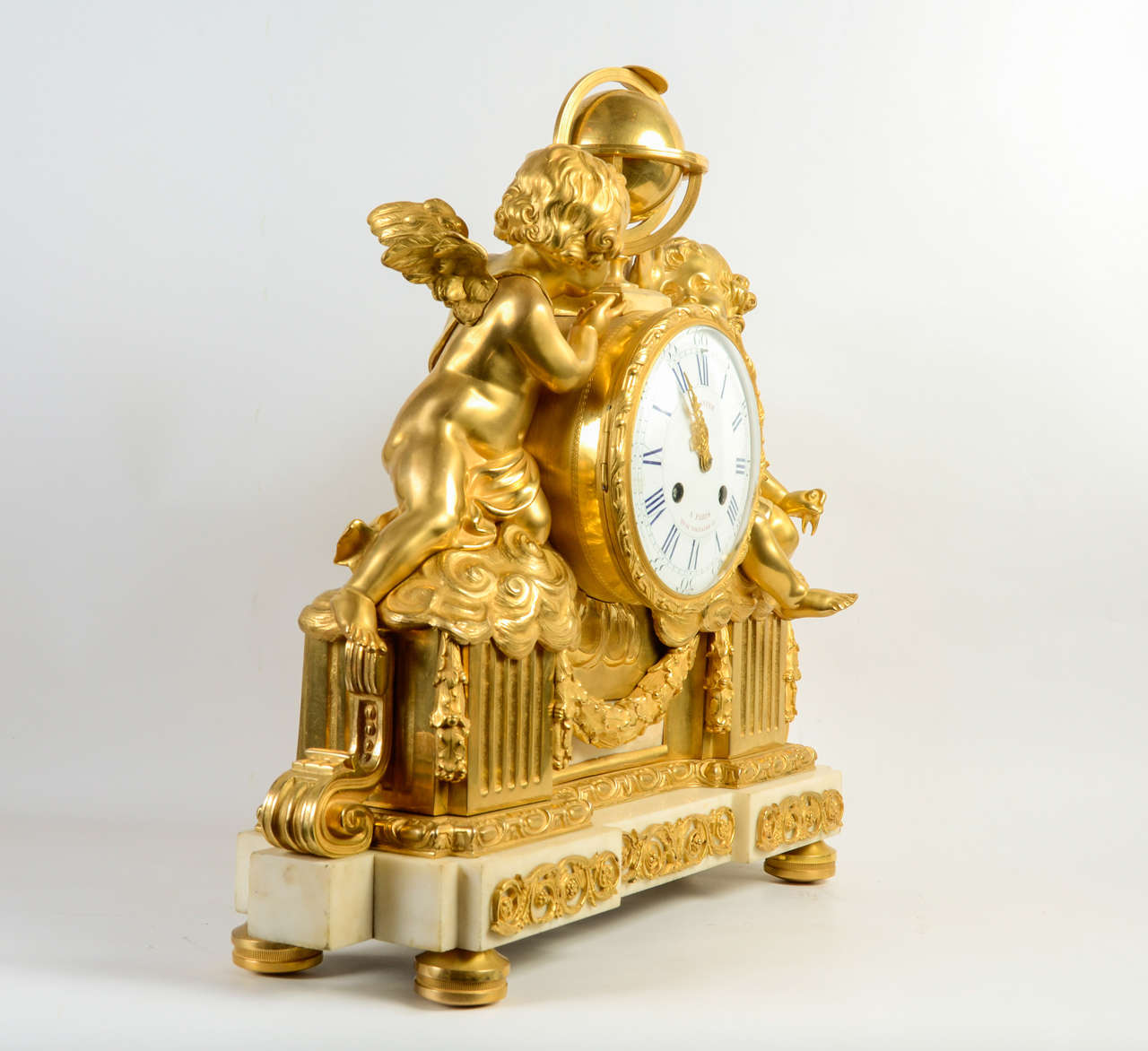 Gorgeous mantel clock in gilded bronze resting on a white marble base.
Signed Gasnier quai Voltaire à Paris.
Movement in work.