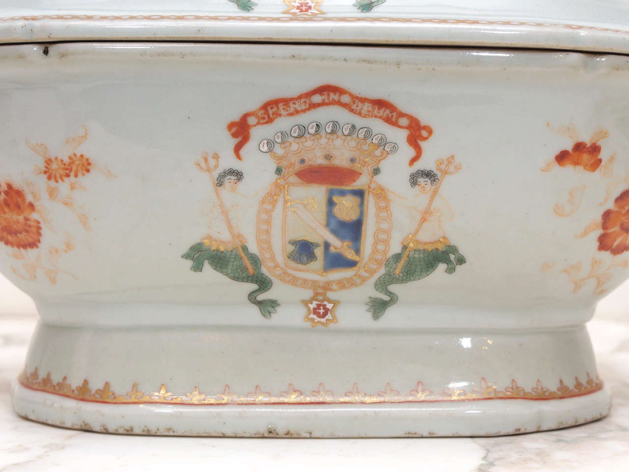 Early 19th Century Chinese Export Armorial Tureen with Cover In Good Condition For Sale In Natchez, MS