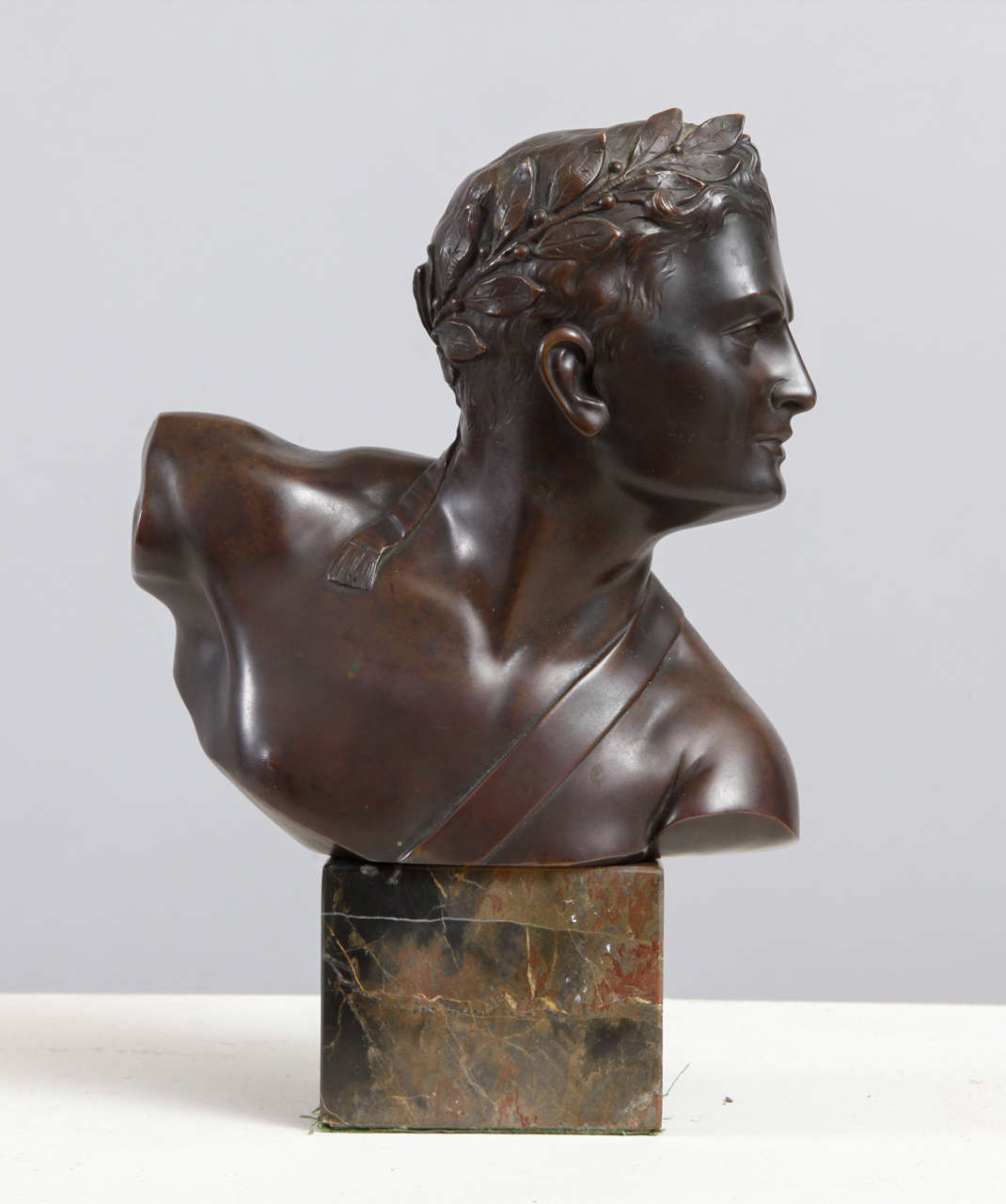 Otto Poertzel liked to work with various materials such as patinated or cold painted bronze, Belgian Congo ivory, marble and silver. Amongst his oeuvre delicate chryselephantine figures of women, dancers, athletes, romantic, heroic and historical