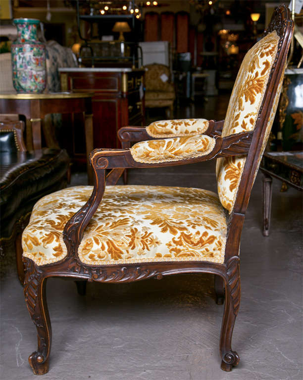 Pair of French Louis XV Style 1930s Walnut Armchairs Embroidered Upholstery In Good Condition In Stamford, CT