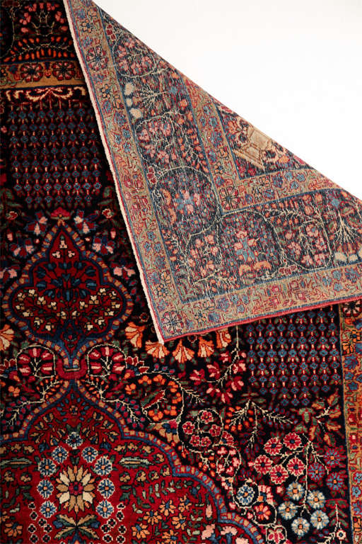 Dieser Perserteppich wurde von dem Meisterweber und Künstler Amoghli um 1890 geschaffen. Amoghli beauftragte talentierte Weber in der ganzen Provinz Khorasan mit der Herstellung seiner Entwürfe unter Verwendung seiner charakteristischen Wolle und