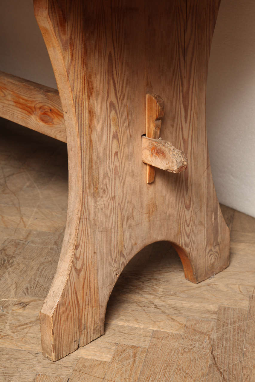 Pine Trestle End Table In Good Condition For Sale In New York, NY