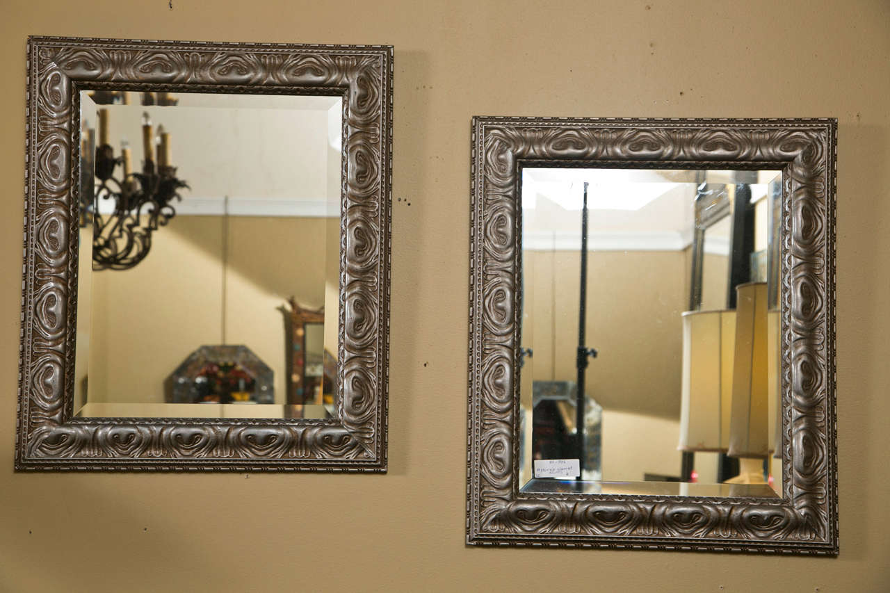 Milieu du XXe siècle Paire de miroirs en argent doré à la manière de la Maison Jansen en vente