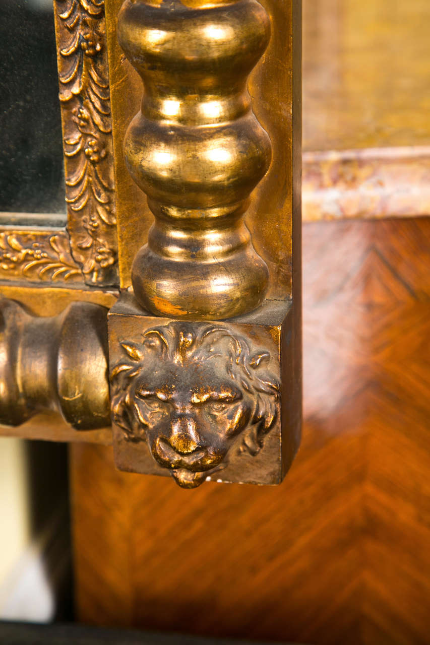 Français Miroir en bois doré de style Empire français avec cadre sculpté de manière élaborée, vers le 19ème siècle en vente