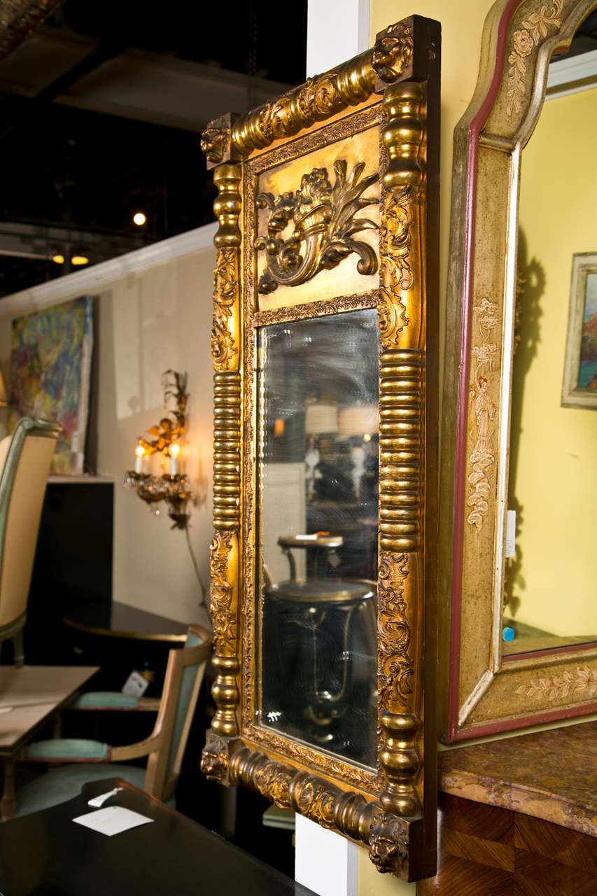 Miroir en bois doré de style Empire français avec cadre sculpté de manière élaborée, vers le 19ème siècle Bon état - En vente à Stamford, CT