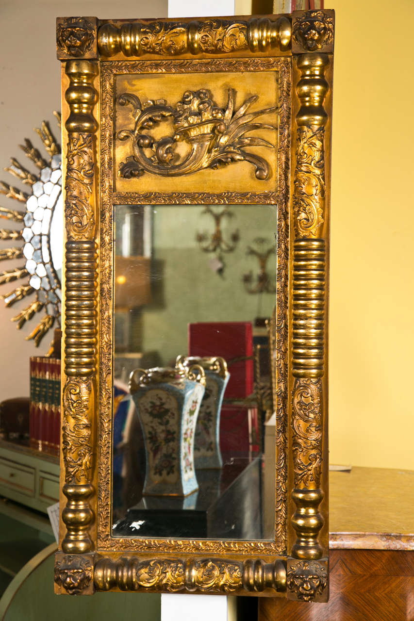 Bois Miroir en bois doré de style Empire français avec cadre sculpté de manière élaborée, vers le 19ème siècle en vente