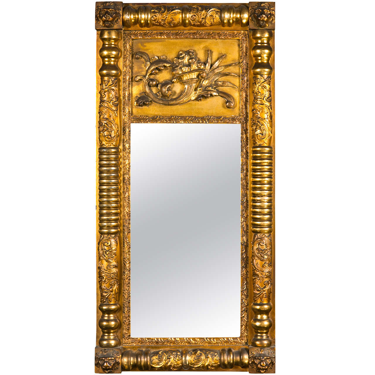 Miroir en bois doré de style Empire français avec cadre sculpté de manière élaborée, vers le 19ème siècle