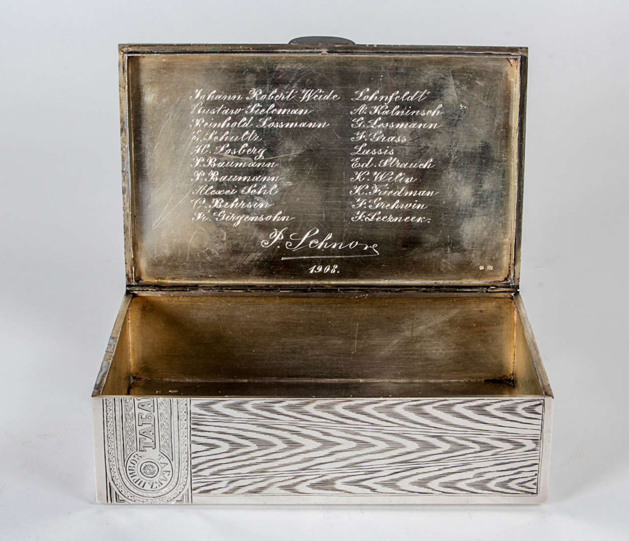 Russian Trompe L'Oeil Silver Gilt Cigar Box, circa 1908 In Excellent Condition For Sale In New York, NY