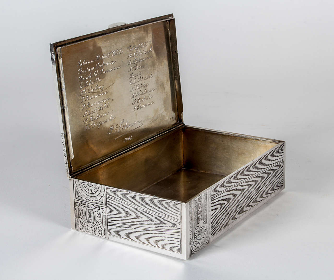 Russian Trompe L'Oeil Silver Gilt Cigar Box, circa 1908 For Sale 2