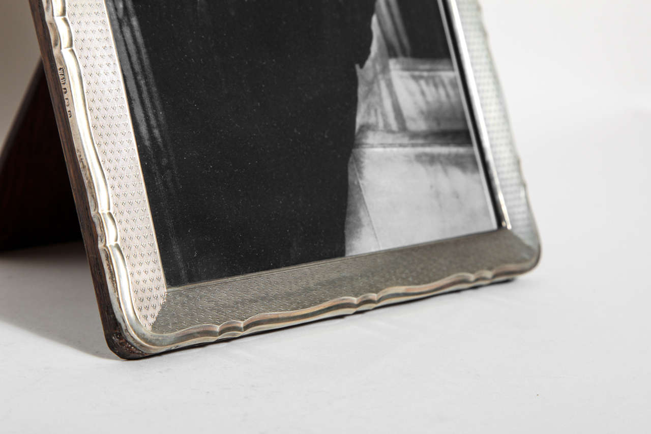 20th Century Walker & Hall English Art Deco Sterling Silver Photograph Frame For Sale